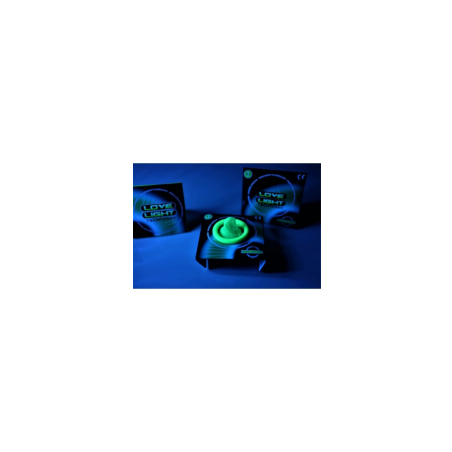 Preservativo LOVE LIGHT brillante en la oscuridad tras activación con luz, ideal para encuentros íntimos divertidos y seguros